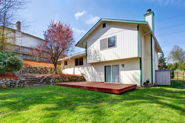 Klassisches Haus mit Garage, Einfahrt und grasbewachsenem Vorgarten