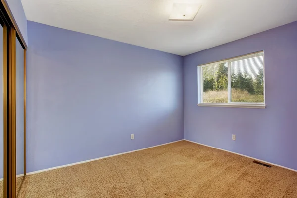 Piccola stanza luminosa vuota di colore lavanda — Foto Stock