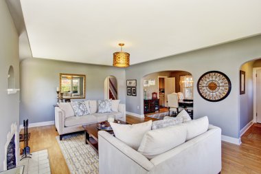 Beyaz kanepeler ve şömine ışık gri oturma odası