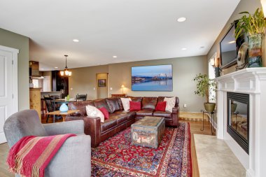 sıcak şömine ve deri kanepe oturma odası