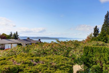 evin ön bahçesine doğal görünümünden