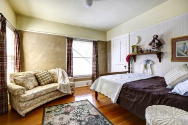 interno camera da letto nella vecchia casa