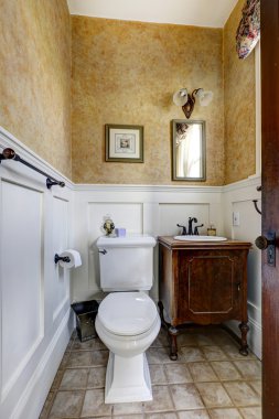 antika vanity kabine sahip küçük bir banyo iç