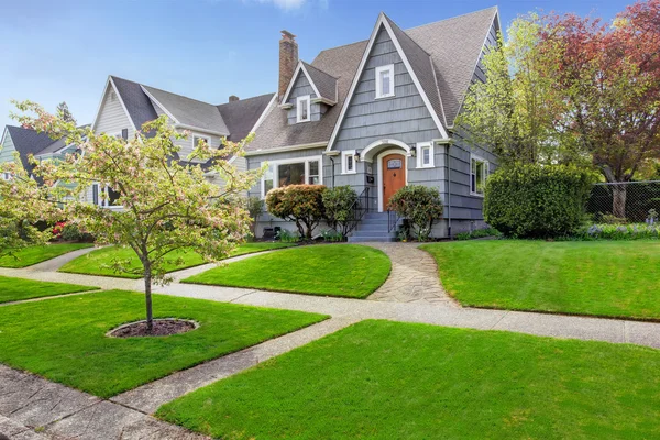 Exterior de la casa con atractivo acera — Foto de Stock