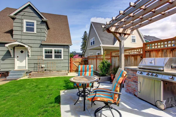Huis achtertuin met patio gebied — Stockfoto