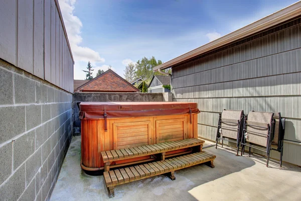 Дом задний двор с джакузи — стоковое фото