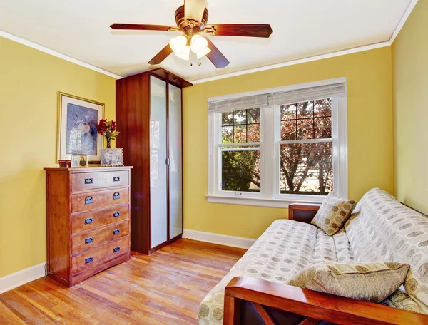 Intérieur de la chambre jaune vif — Photo