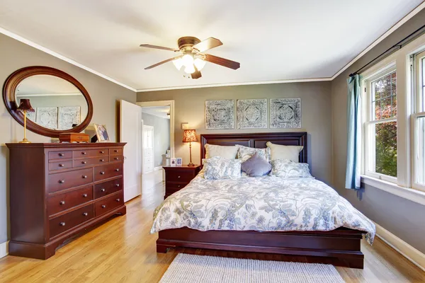 Master bedroom interior with walk-in closet — Stock Photo, Image