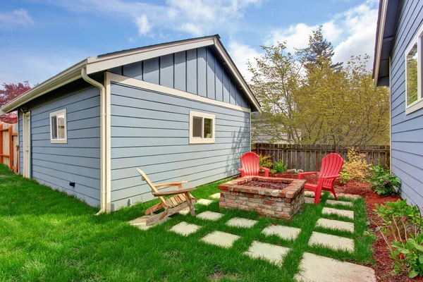 Backyard with fire pit and deck chairs — Stock Photo, Image