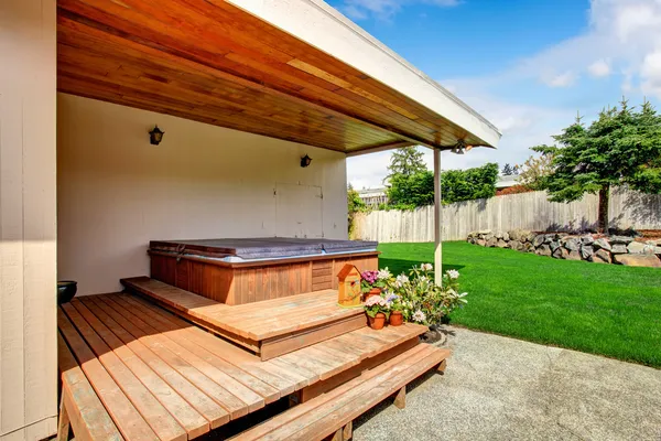 Buitenkant van het huis. achtertuin dek met jacuzzi — Stockfoto