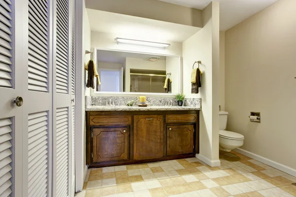 Intérieur salle de bain avec meuble lavabo moderne — Photo