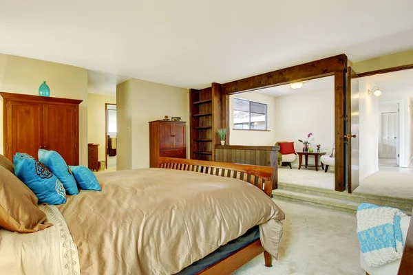 Interior frumos dormitor cu zonă de relaxare — Fotografie, imagine de stoc