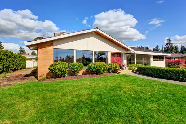 Big modern house with curb appeal — Stock Photo, Image