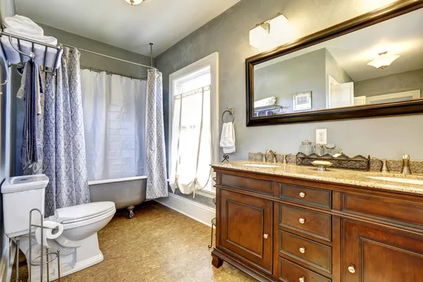 Interior do banheiro antigo com banheira de pé de garra — Fotografia de Stock