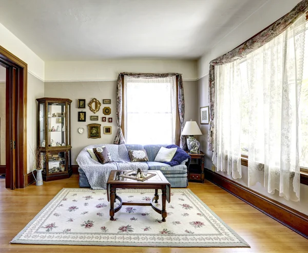 Sala de estar interior na antiga casa americana — Fotografia de Stock