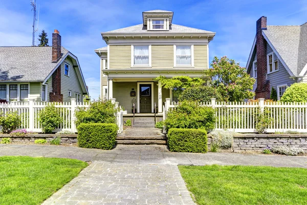 House exterior. View of entrance porch — Stock Photo, Image