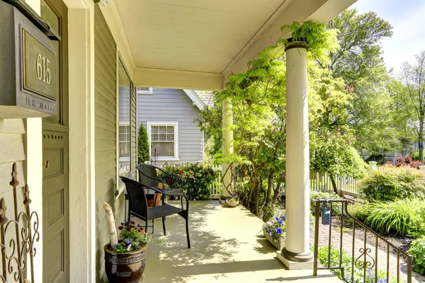 Hus kolumn ingång veranda med stolar — Stockfoto