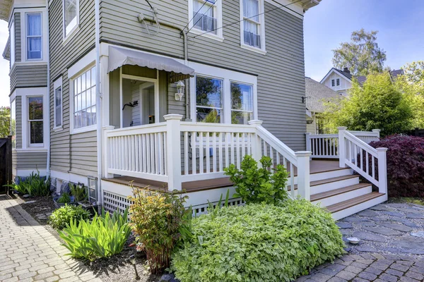 Casa exterior. Vista patio trasero walkout cubierta — Foto de Stock