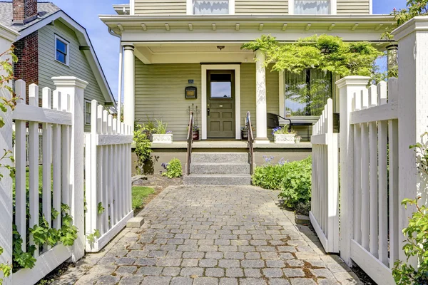 Huis ingang veranda met trappen en wandelpad — Stockfoto
