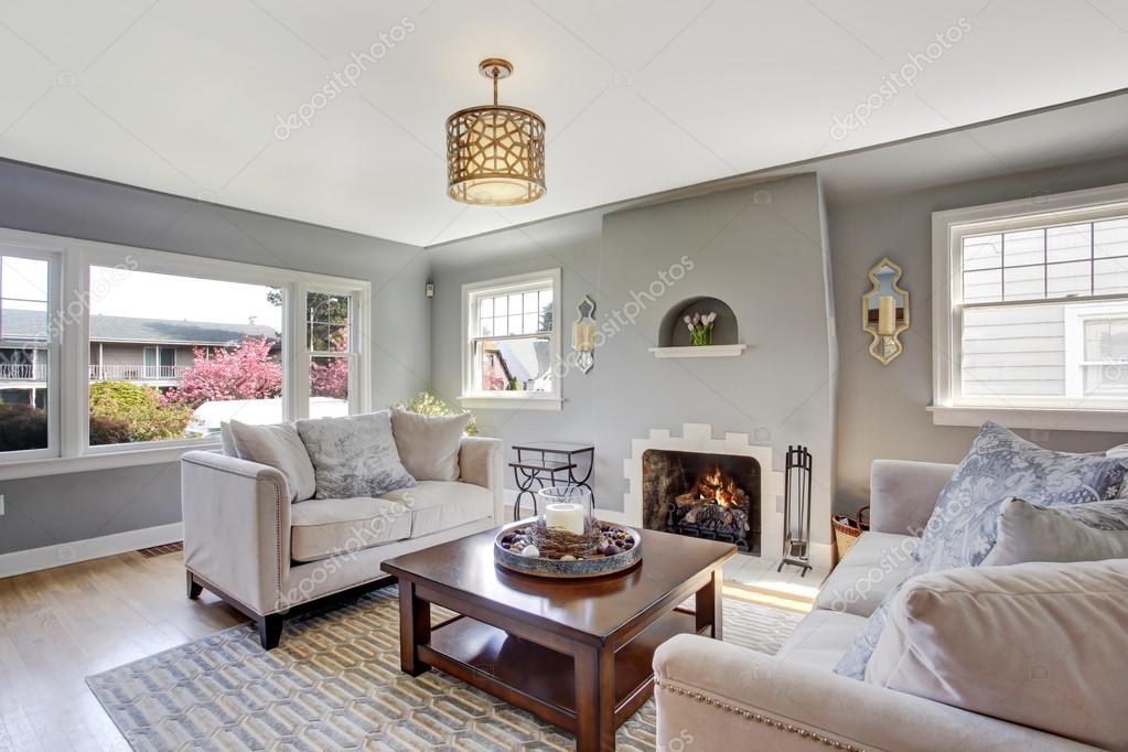 licht grijs woonkamer met witte banken en open haard — Stockfoto ... licht grijs woonkamer met witte banken en open haard — Stockfoto ...
