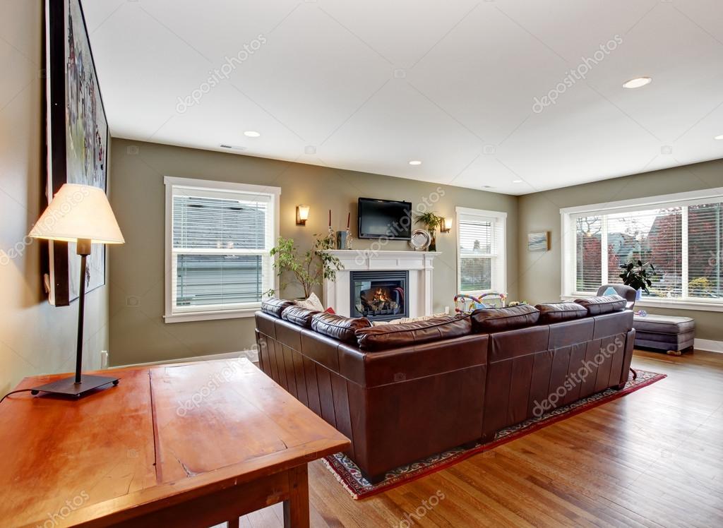 Woonkamer met gezellige open haard en leren bank — stockfoto ... Woonkamer interieur haard