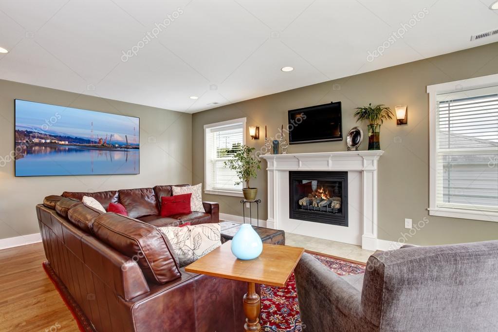 Woonkamer met gezellige open haard en leren bank — stockfoto ... Woonkamer interieur haard