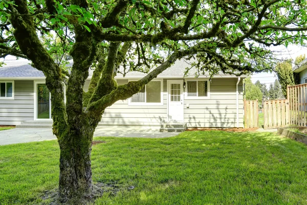 Casa com deck de saída e jardim — Fotografia de Stock