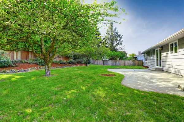 House with walkout deck and garden — Stock Photo, Image