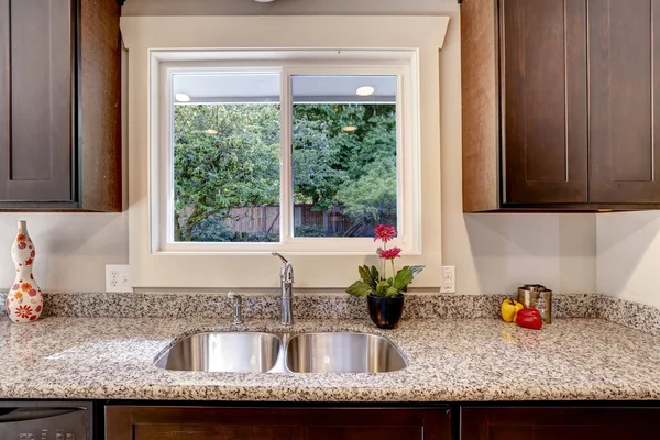 Kuchnia szafki z umywalką i okno widok — Zdjęcie stockowe
