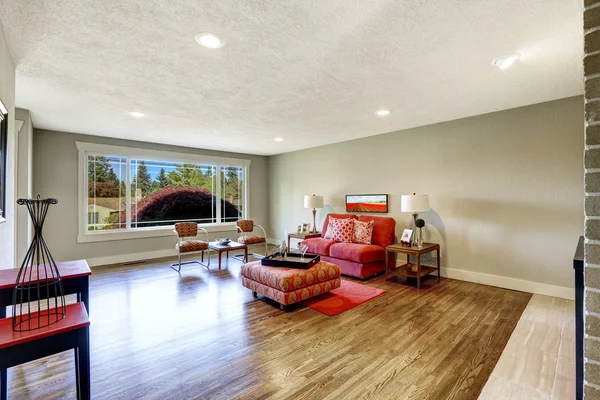 Salon intérieur moderne avec siège d'amour rouge et pouf — Photo