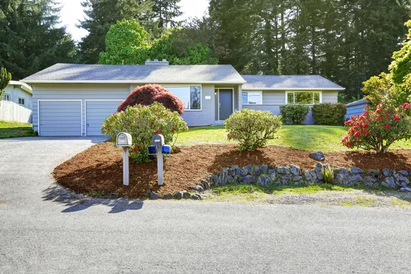 House exterior with curb appeal — Stock Photo, Image