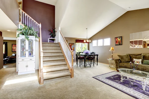 Casa interior con planta abierta. Sala de estar con escalera — Foto de Stock