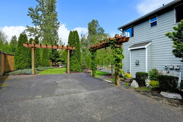 Casa exterior. Vista al patio trasero — Foto de Stock