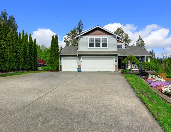 Casa exterior con atractivo acera. Vista del garaje y la entrada — Foto de Stock