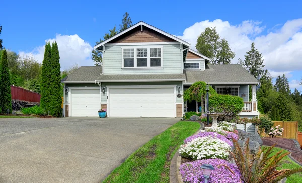 Casa exterior con atractivo acera. Vista del garaje y la entrada — Foto de Stock