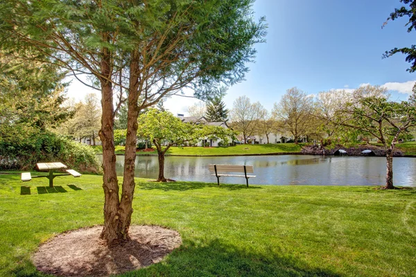 Complesso residenziale giardino con laghetto, alberi e seduta — Foto Stock