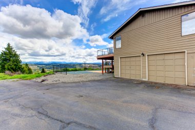 garaj ve driveway. arka bahçesinde Tenis Kortu