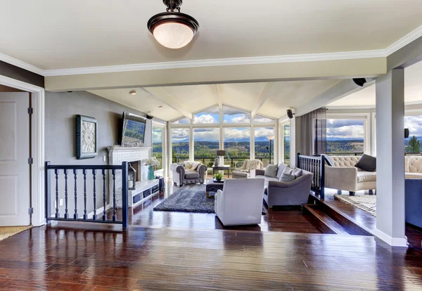 Luxus-Haus-Interieur. Wohnzimmer mit schöner Aussicht — Stockfoto