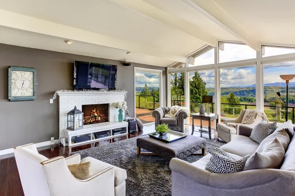 Luxus-Haus-Interieur. Wohnzimmer mit schöner Aussicht — Stockfoto