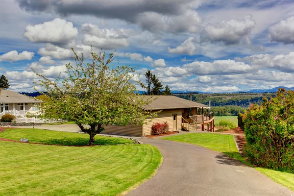 Casa exterior con cubierta de salida. Vista al patio trasero — Foto de Stock