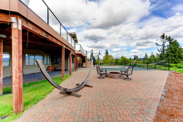 Huis achtertuin met sport Hof en patio gebied — Stockfoto