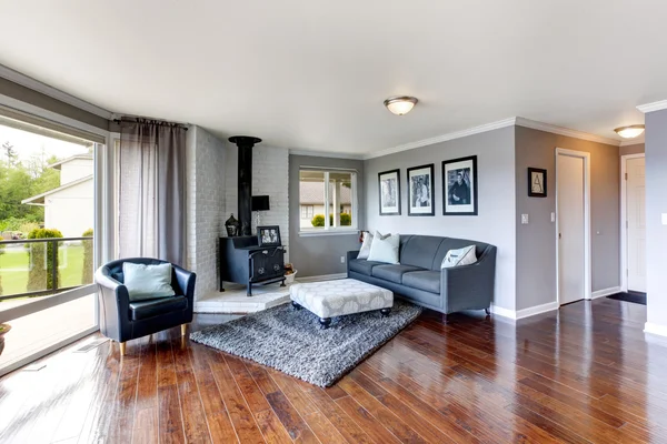 Maison de luxe intérieur. Chambre avec cuisinière antique — Photo