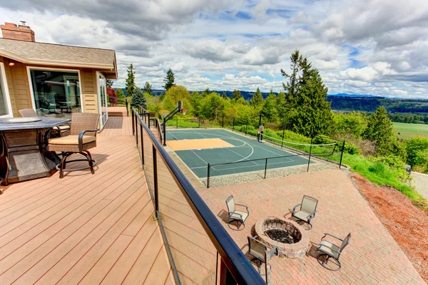 Walkout deck with backyard view — Stock Photo, Image