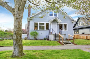 basit ev dış. giriş sundurma ve geçit görünümü