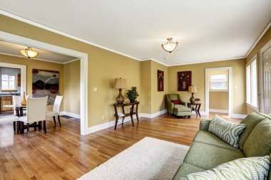 Açık kat planı ile ev iç. Oturma odası, yemek vardır