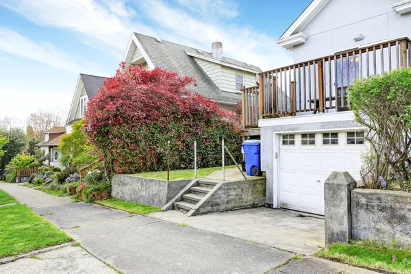 House backyrd with garage and driveway view — Stock Photo, Image