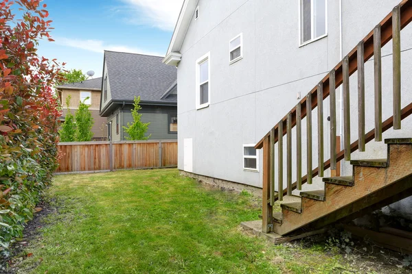 Escalera de madera al patio trasero — Foto de Stock