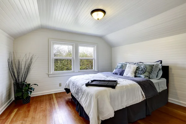 Interior del dormitorio blanco con cama queen size — Foto de Stock