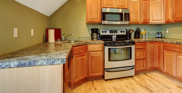 Küche mit gewölbter Decke in hellem Olivton — Stockfoto