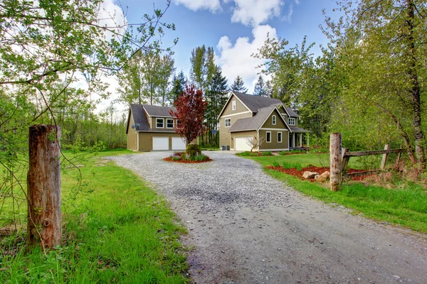 Countryside house exterior. View of entrance and gravel driveway — Stockfoto